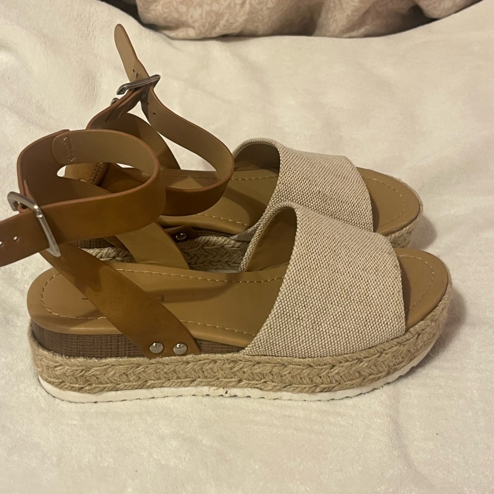 Women's Cream and Tan Sandals - Picture 3 of 6